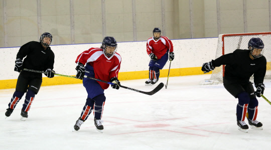 훈련하는 여자아이스하키 북한 선수들  26일 진천선수촌 빙상장에서 평창 올림픽 여자 아이스하키 단일팀 북한 선수들이 훈련하고 있다.  2018.1.27 [통일부 제공=연합뉴스]